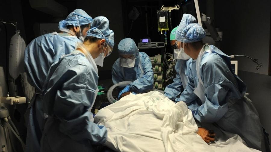 As mortes em razão da pandemia do novo coronavírus chegaram a 164.281 no Brasil.(Imagem: BSIP/Colaborador Getty Images)