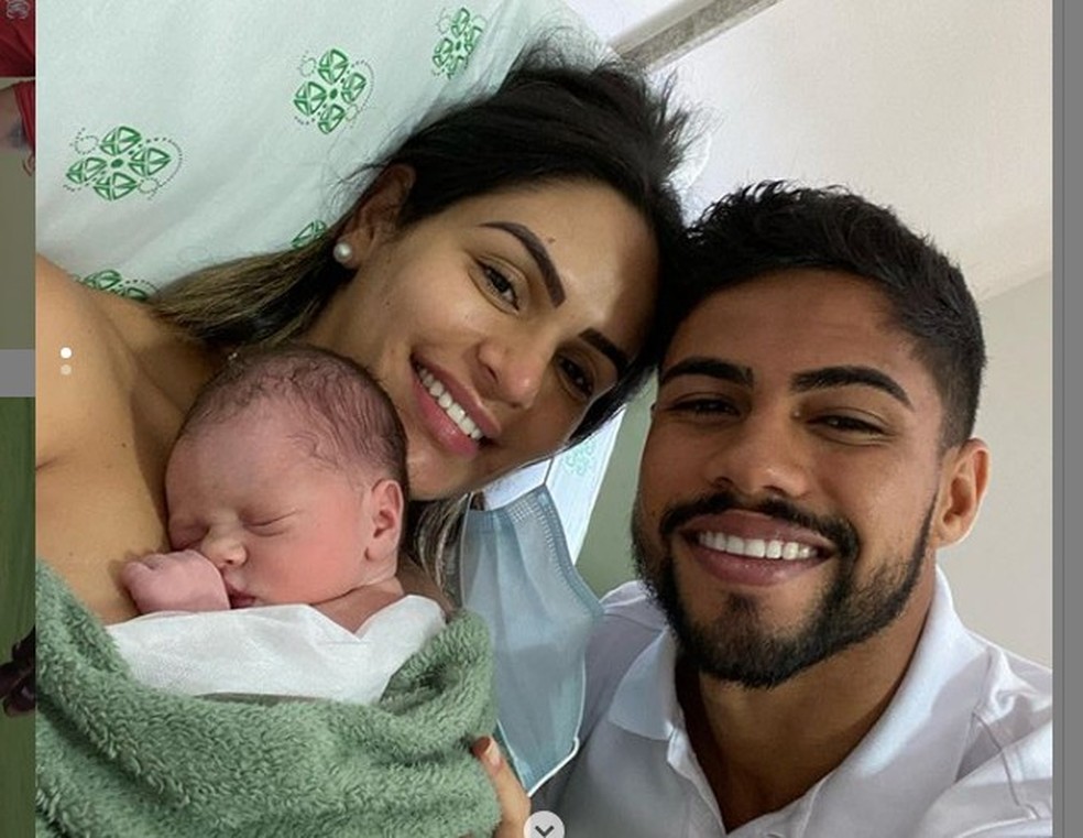 O lateral-direito do Náutico, Bryan, fez o parto da própria filha no prédio em que mora em Recife. (Foto: reprodução)