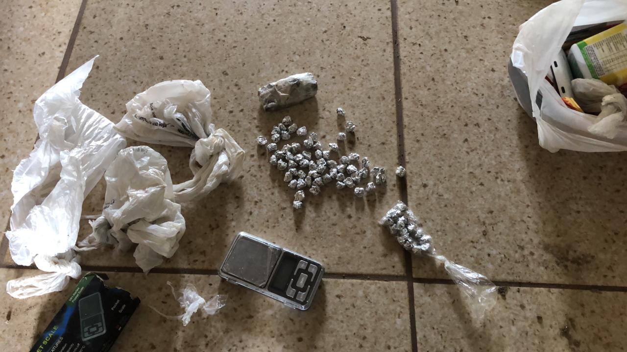 Cerca de 200 pedras de crack foram apreendidas (Foto: divulgação/PC)