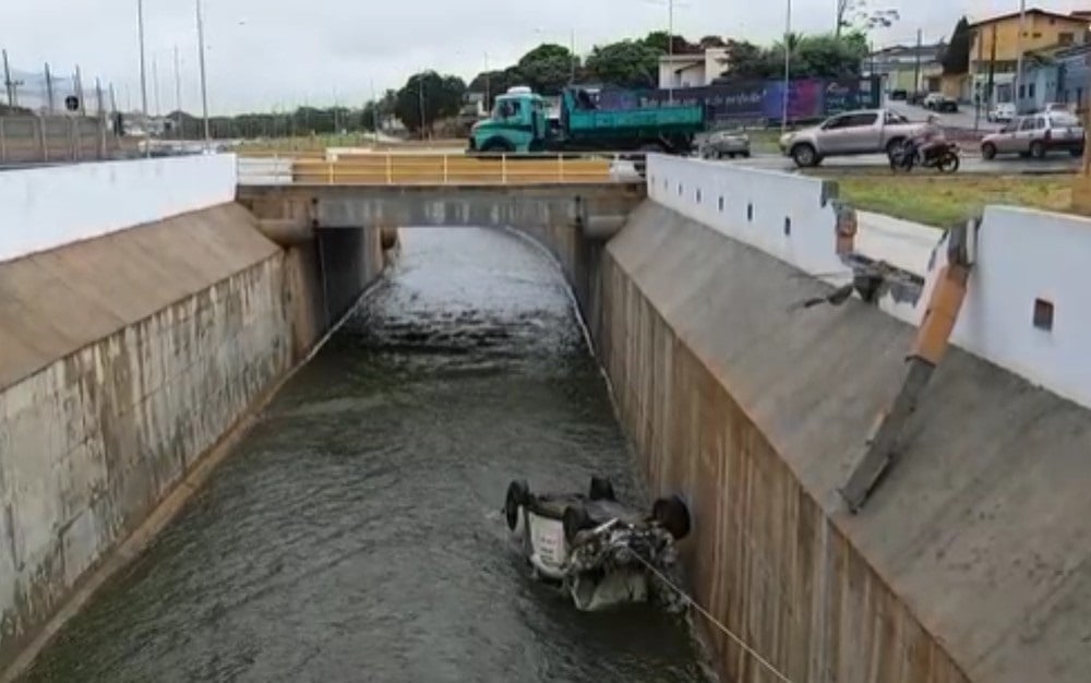 Homem morre após carro cair em córrego de Catalão