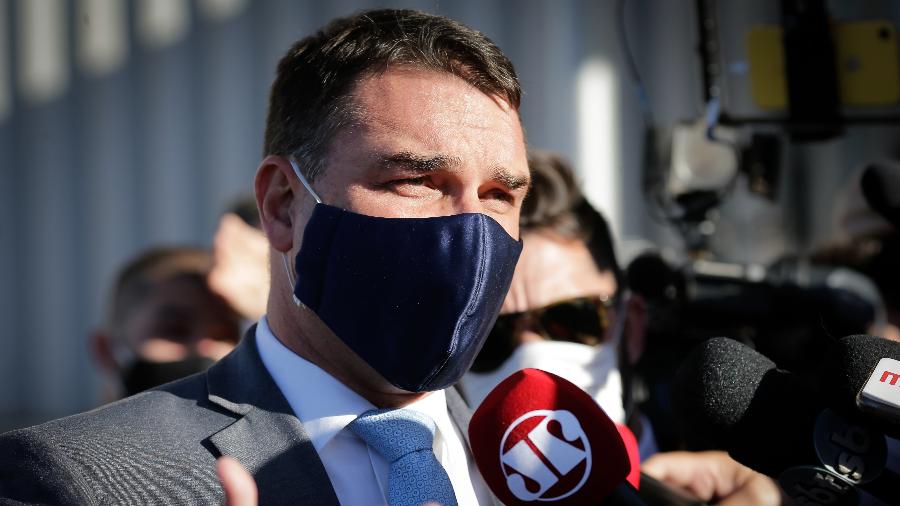 Flávio Bolsonaro compra casa de R$ 6 mi em setor de mansões no DF