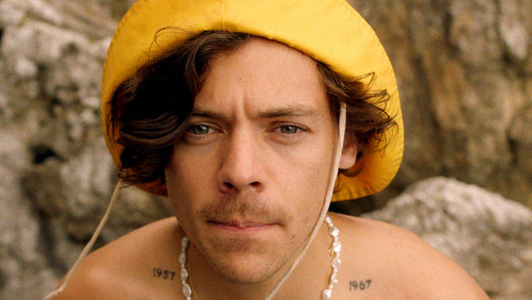 Harry Styles corre alegremente pela Itália no clipe de Golden; assista!