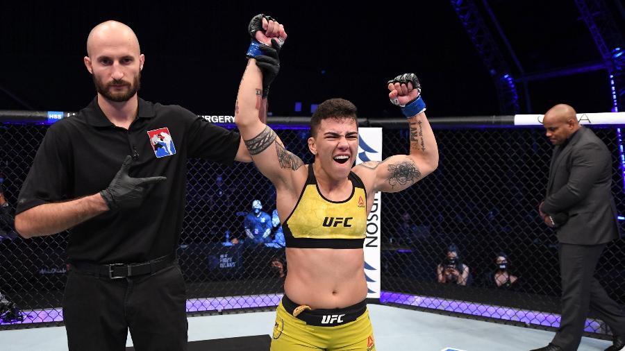 Brasileira venceu oponente nos primeiros 5 minutos de luta com um nocaute (Foto: Josh Hedges/Zuffa LLC via Getty Images)
