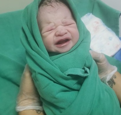 Policiais auxiliam em parto dentro de veículo na Avenida T-9; vídeo