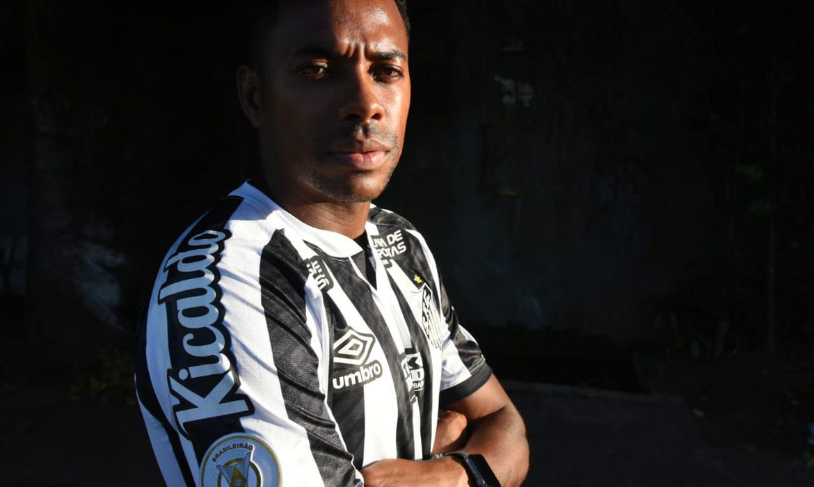 Seis dias após anunciar a contratação de Robinho, o Santos anunciou que suspendeu a validade do contrato com o atacante. (Foto: divulgação)