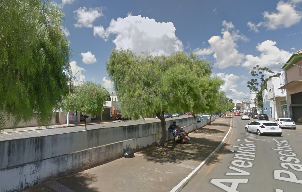 Homem morre após carro cair em córrego de Catalão