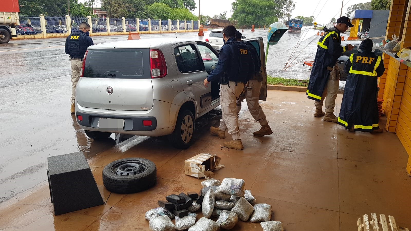 Três pessoas foram presas suspeitas de tráfico de drogas na BR-060, em Jataí. Com eles, foram apreendidos 21 kg de droga em uma caixa de som. (Foto: divulgação/PRF)