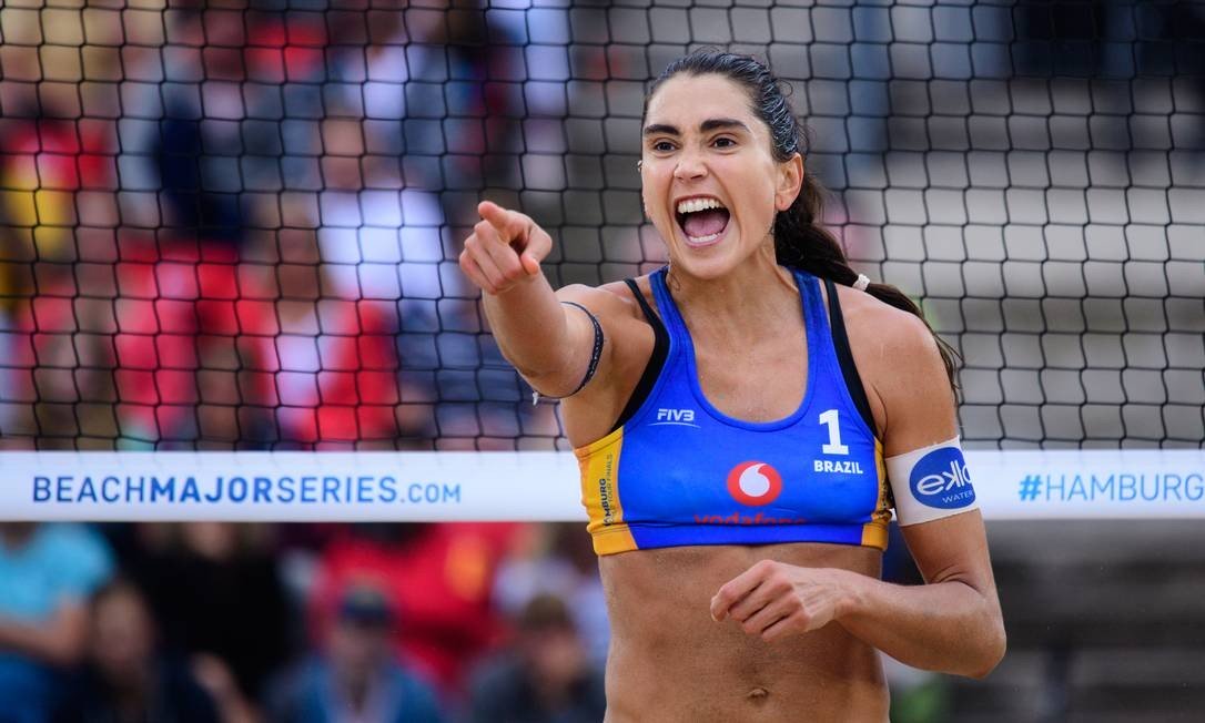 Jogadora Carol Solberg é advertida pelo STJD do vôlei