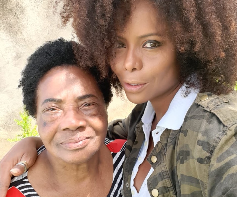 Mãe de Adriana Bombom está na UTI após contrair Covid-19