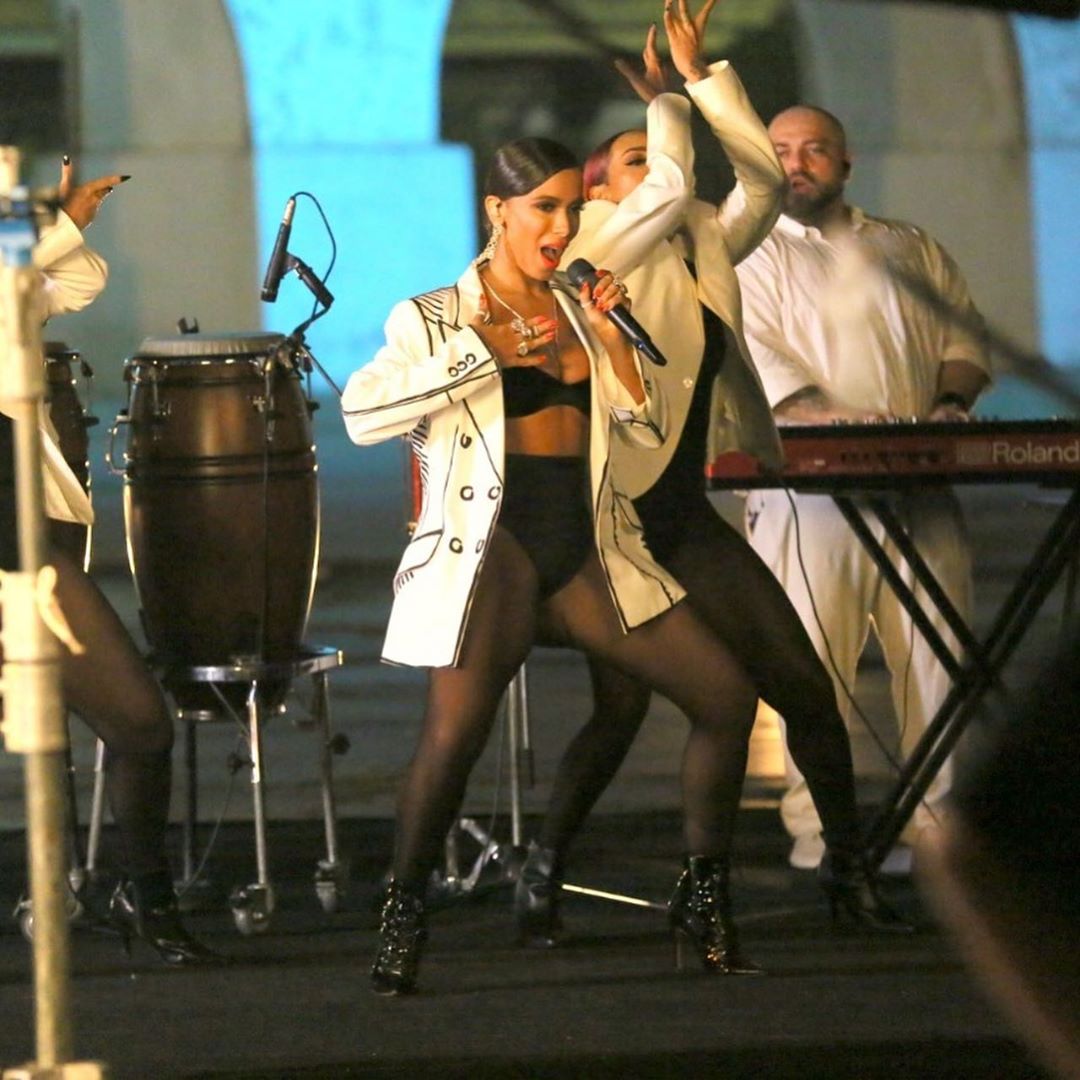 Jornalista afirma que cantora 'poderosa' raspou cabelo para o Candomblé; Anitta nega