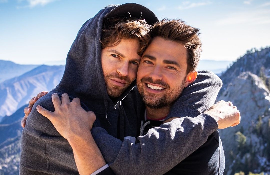 Jonathan Bennett, o Aaron de 'Meninas Malvadas', anuncia noivado com namorado