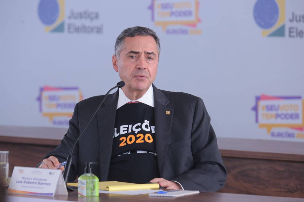 O presidente do TSE, Luís Roberto Barroso, dá entrevista coletiva sobre o andamento das eleições 2020 (Foto: Wallace Martins / Futura Press / Folhapress)