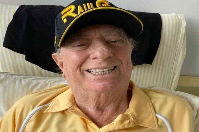 Raul Gil é internado no Albert Einstein, em São Paulo