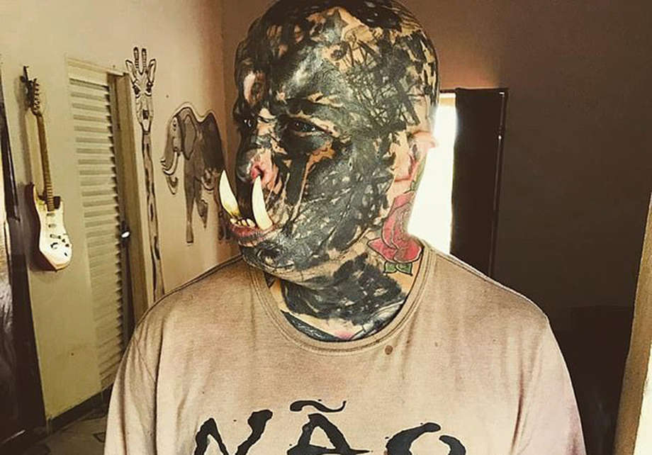 Tatuador brasileiro cobre 80% do corpo e coloca presas; confira