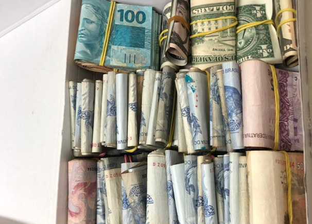 Dinheiro em espécie apreendido pela Polícia Civil com um dos suspeitos (Foto: Polícia Civil)