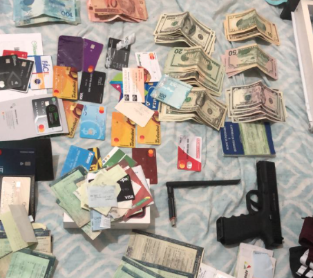 Produtos apreendidos pela polícia na residência de um dos suspeitos (Foto: Polícia Civil)