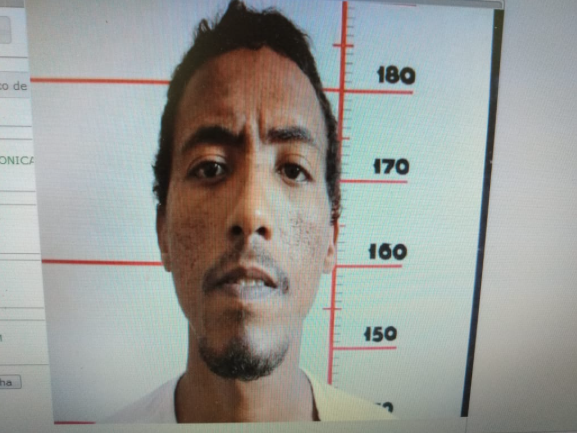 Homem suspeito de assaltar motoristas de aplicativo, que se machucou na cela e disse que foi torturado (Foto: Divulgação)
