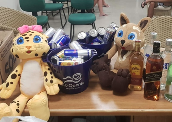 Bebidas e produtos adquiridos pelo grupo dentro do parque aquático (Foto: Divulgação/PC)