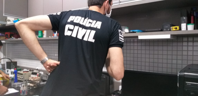 Policiais cumprem mandado de busca em Goiânia (Foto: Polícia Civil)