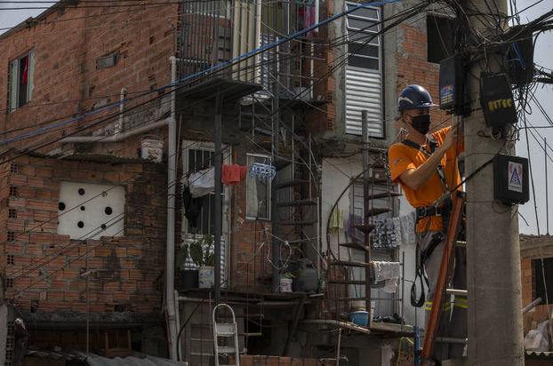 Técnico vistoria local de instalação de wifi livre em Heliópolis, considerada maior favela de São Paulo (Foto: Marlene Bergamo)