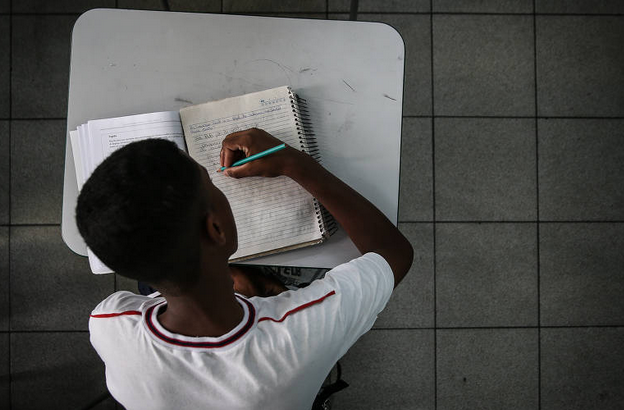 Segundo relatório do Pisa, 41% dos alunos brasileiros reportaram que nas aulas de português o professor tem que esperar um longo tempo para os estudantes ficarem quietos (Foto: Zanone Friassat / Folhapress)