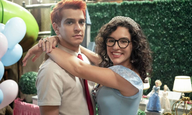 Victor Lamoglia e Kéfera, estrelas de 'Ninguém tá olhando', vencedora do Emmy Internacional de melhor comédia Foto: Divulgação