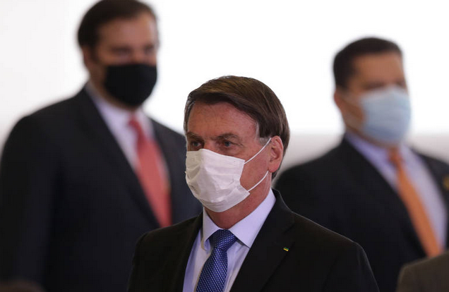 O presidente Jair Bolsonaro, acompanhado dos presidentes da câmara e do senado, deputado Rodrigo Maia (DEM-RJ) e senador Davi Alcolumbre (DEM-AP) (Foto: Pedro Ladeira / Folhapress)