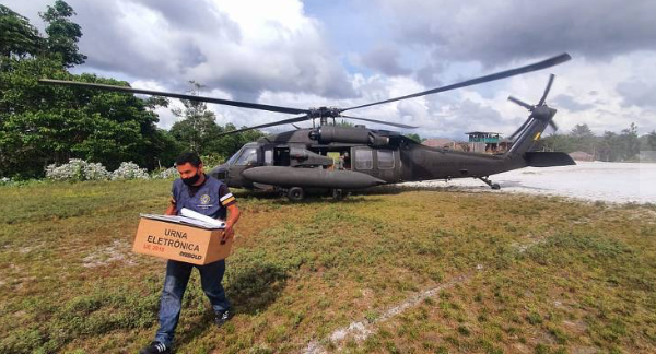Transporte de urnas para o município de Sao Gabriel da Cachoeira, Noroeste do Brasil (Foto: Ministério da Defesa)