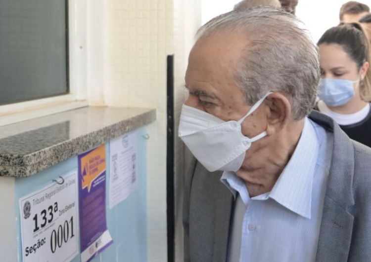 Prefeito Iris Rezende chega para votar no colégio Marista (Foto: Jackson Rodrigues)