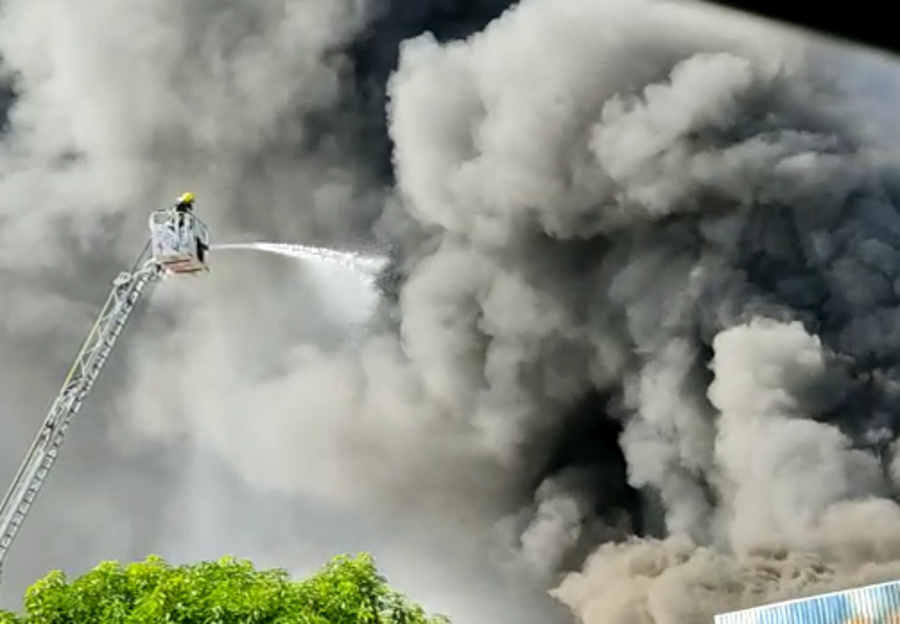Já controlado, fogo em loja de pneus em Goiânia também atingiu estabelecimentos vizinhos