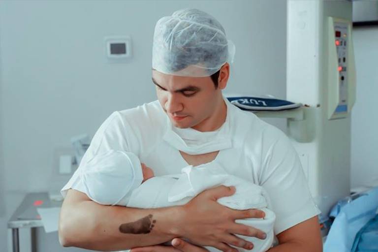 Luccas Neto celebra nascimento do filho e diz que é impossível descrever sentimento