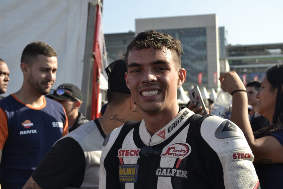 Piloto goiano morre durante prova em Interlagos