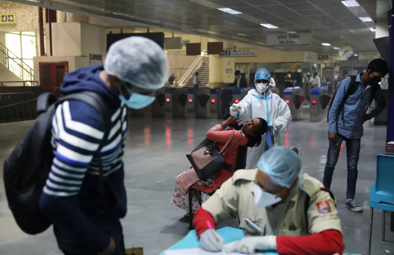 Profissionais de saúde fazem testes de Covid em estação do metrô em Nova Délhi. A Índia é o 2º país mais afetado pela pandemia (Foto: Anushree Fadnavis/Reuters)
