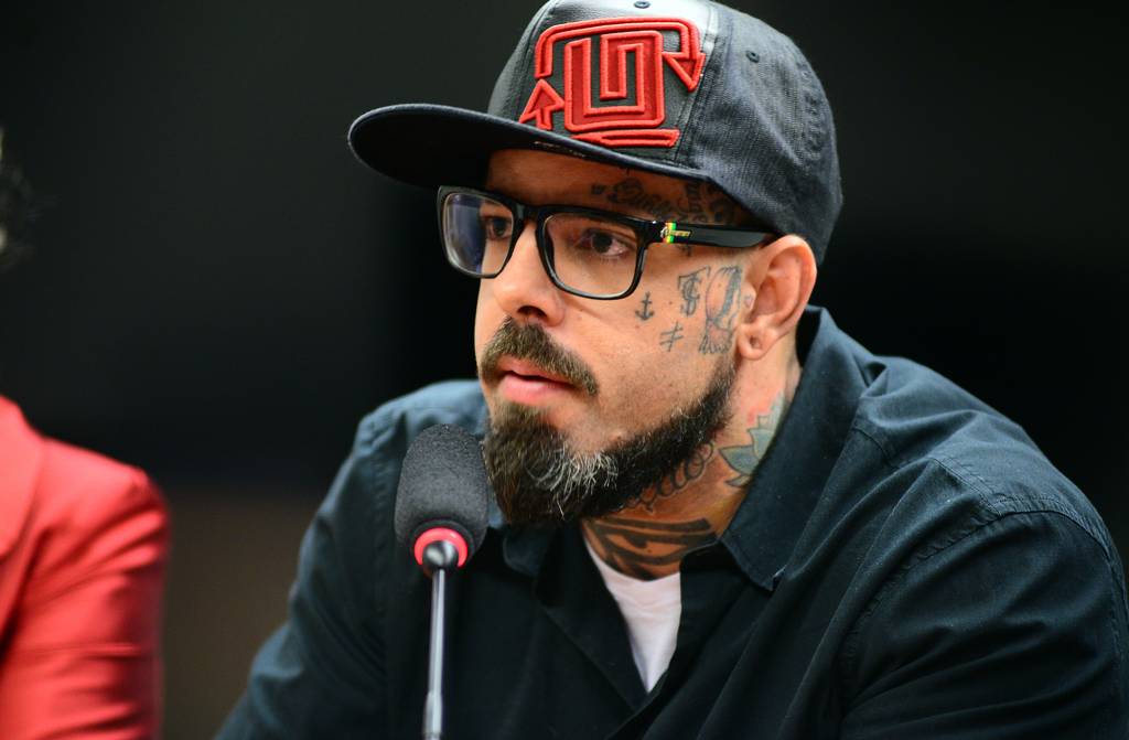 Tico Santa Cruz diz que família tem sido ameaçada após criticar Bolsonaro Tico Santa Cruz anuncia retirada de livros de sua autoria do Carrefour