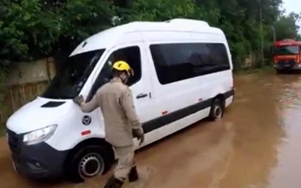 Van da prefeitura fica ilhada durante alagamento em Goiânia