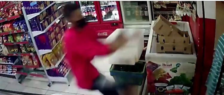 Balconista de mercado reage a assalto e dá golpe nas costas do suspeito