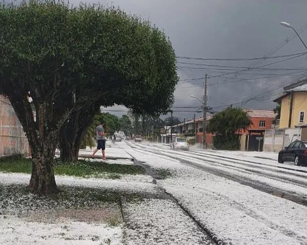 Forte tempestade de granizo atinge Curitiba; vídeo