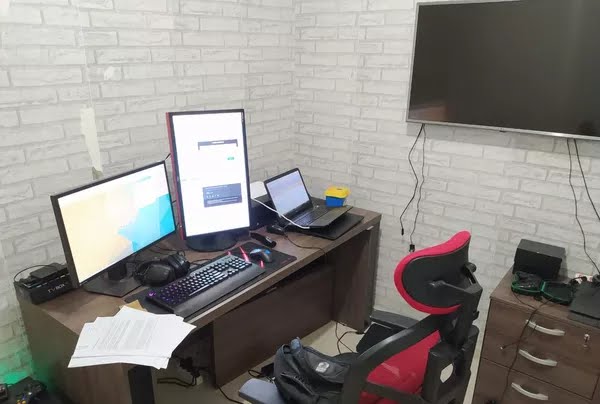 A Polícia Civil cumpre, na manhã desta quinta-feira (5), sete mandados de busca e apreensão contra investigados de pirataria digital em Goiás. (Foto ilustrativa de apreensão na BA/ G1)