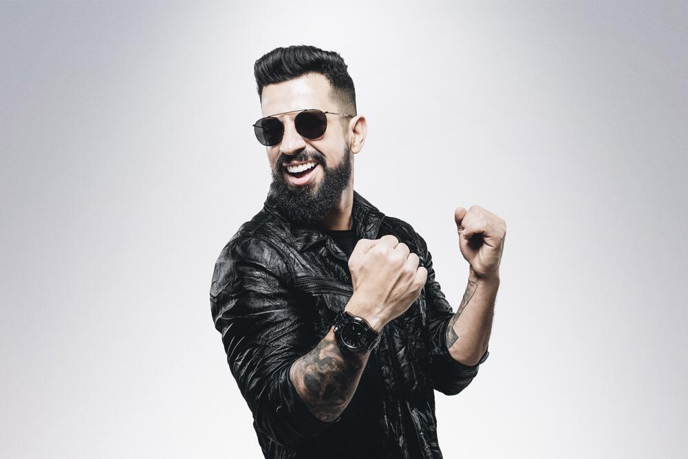 Dennis DJ comemora a marca de 1 bilhão de visualizações no Youtube