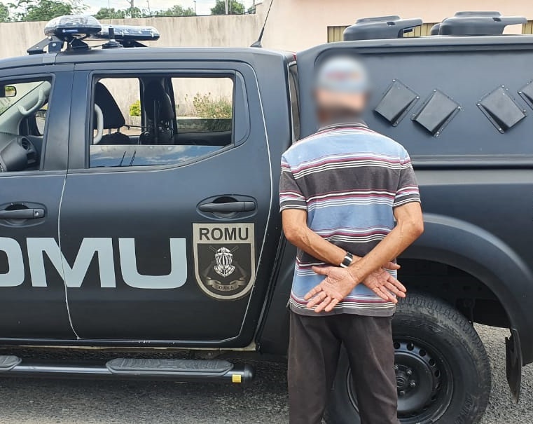 Homem é preso em flagrante por agredir a mãe idosa e irmã grávida, em Goiânia