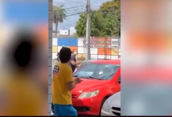Homem assalta supermercado e na saída joga o dinheiro do roubo pra cima; assista