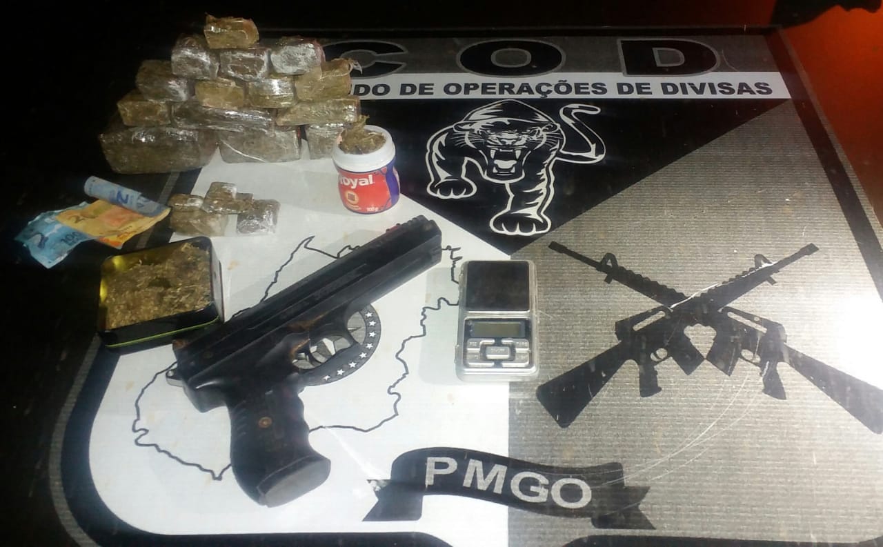 Duas ações policiais distintas de militares do Comando de Operações de Divisas (COD) resultaram na prisão de sete pessoas e apreensão 11 kg de maconha, em Planaltina e Formosa. (Foto: divulgação/PM)