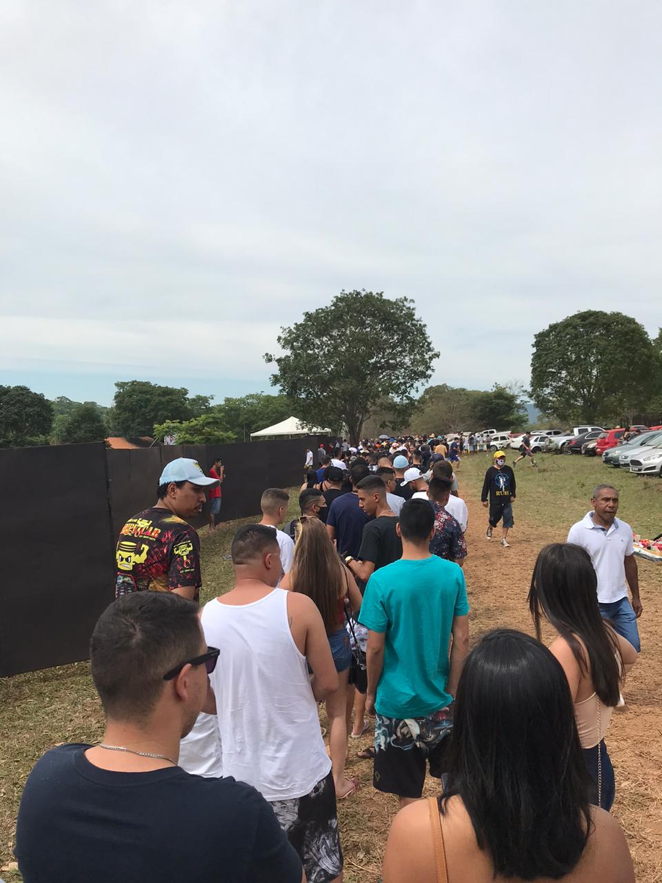 Diversas pessoas comparecem à entrada do evento clandestino sem uso de máscara de proteção facial (Foto: leitora Mais Goiás)