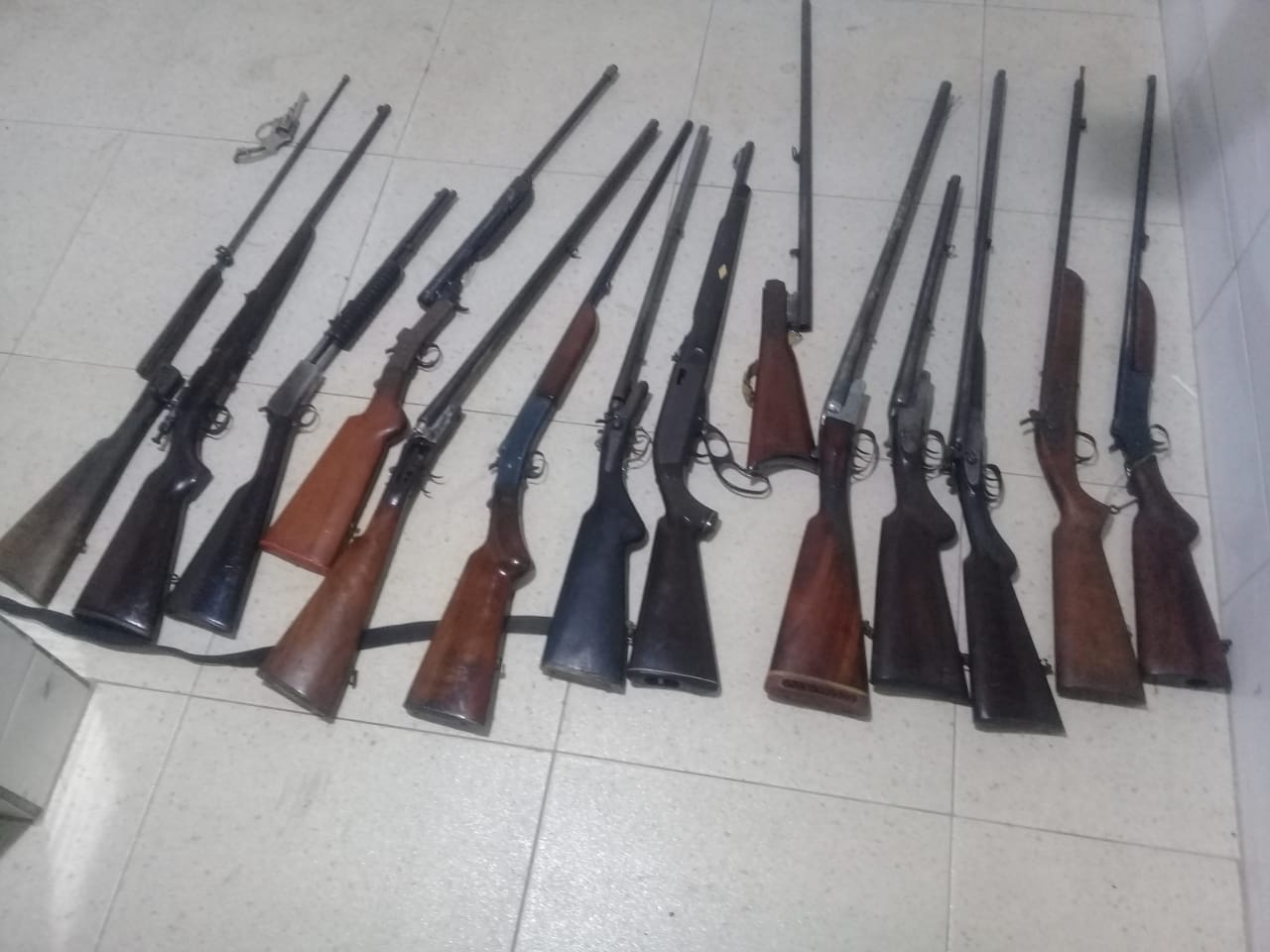 PM apreende várias armas de fogos supostamente usadas em caça, em Catalão