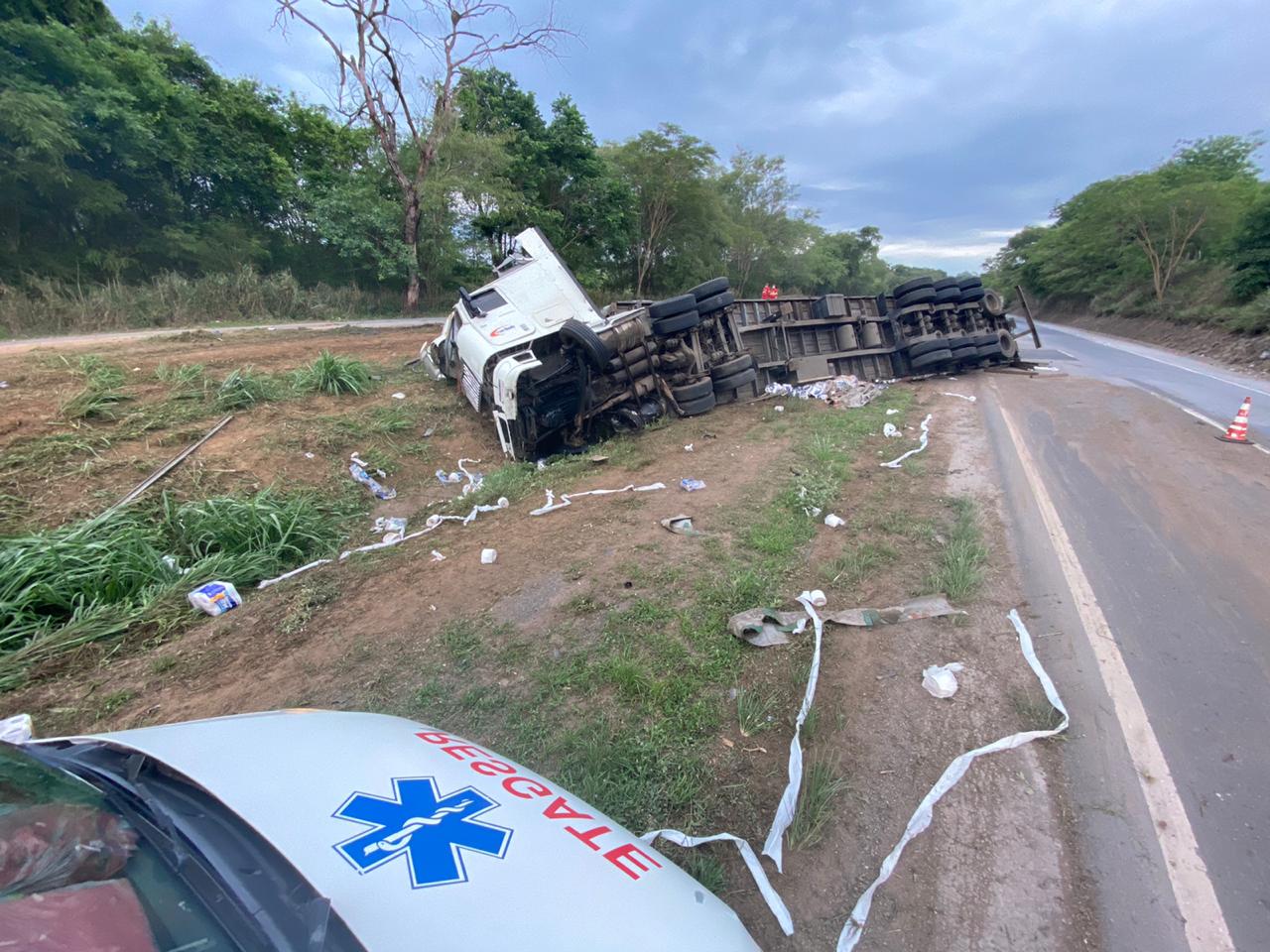 Uma criança de aproximadamente 1 ano ficou gravemente ferida após um caminhão tombar na BR-153, próximo ao trevo de Pontalina. (Foto: divulgação)