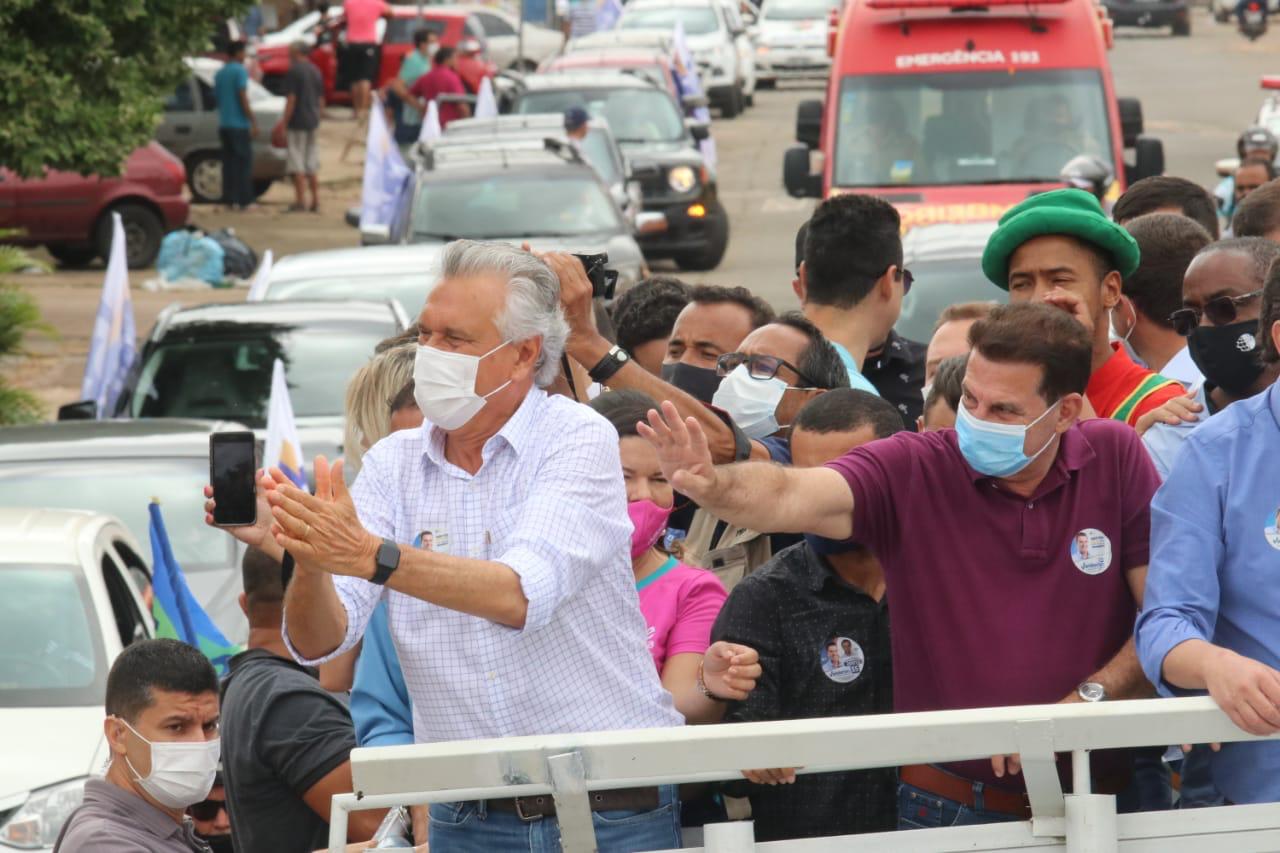 Em último evento do 1º turno, Vanderlan faz carreata com Caiado