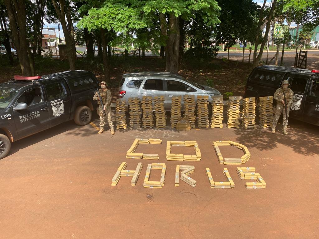 A Polícia Militar (PM) apreendeu, na tarde desta quinta-feira (19), dois carros que transportavam um carregamento de 750 kg de maconha, em Rio Verde, (Foto: divulgação/PM)