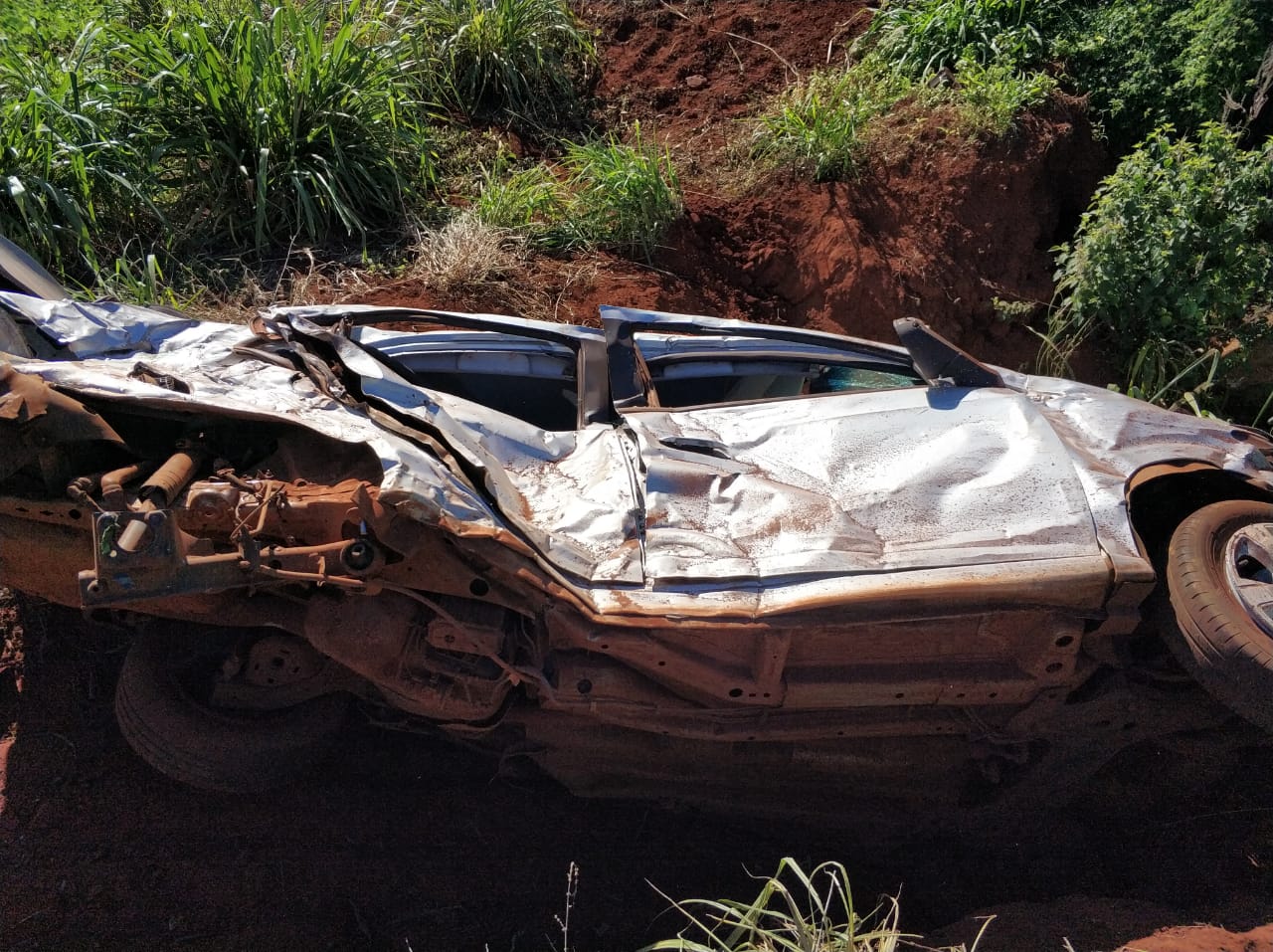 Ultrapassagem acaba em acidente e deixa três pessoas mortas na BR-452, em Rio Verde