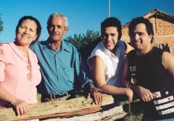 Zeze Famosos lamentam a morte de Francisco Camargo, pai de Zezé e Luciano