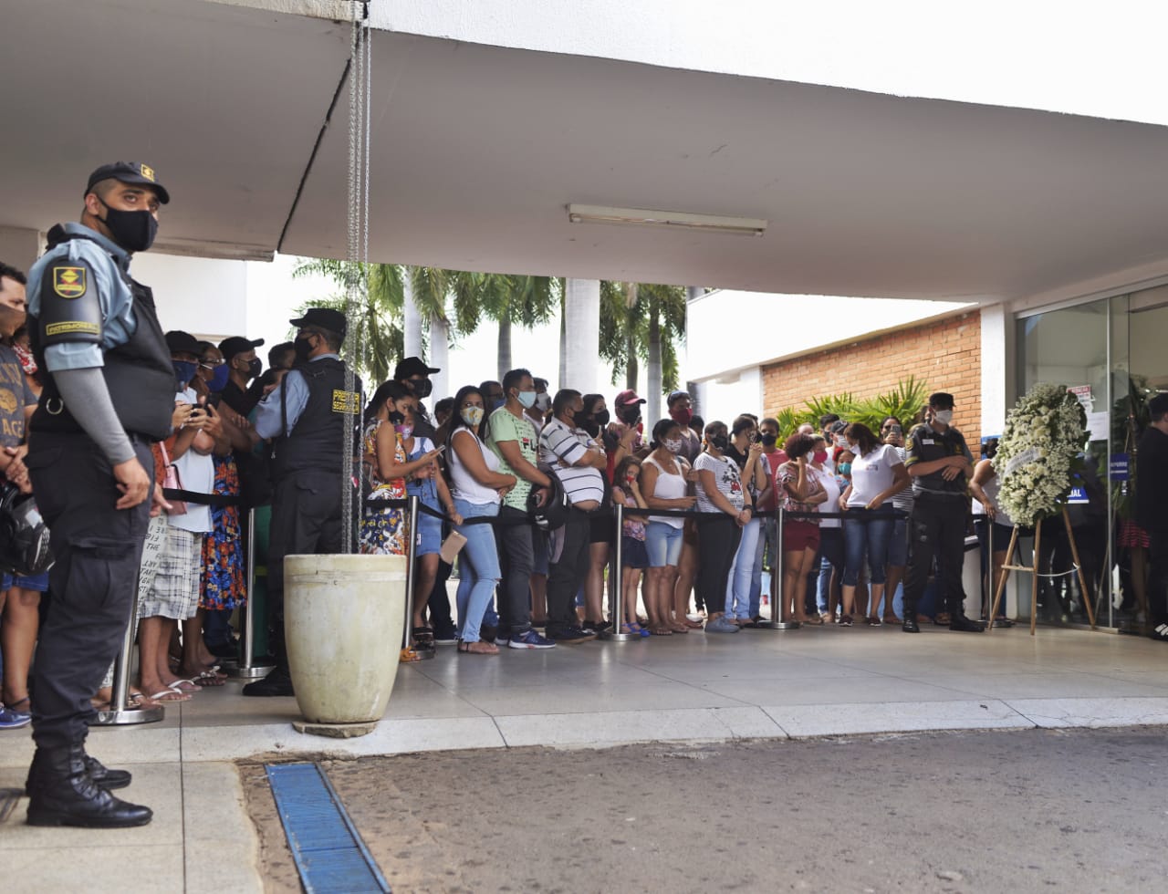 Sob aplausos e cantos, corpo de Francisco Camargo é enterrado em Goiânia